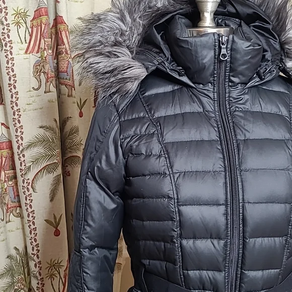 The North Face Women's Quilted Puffer Jacket - Dark Gray with Fur Hood - Picture 3 of 16